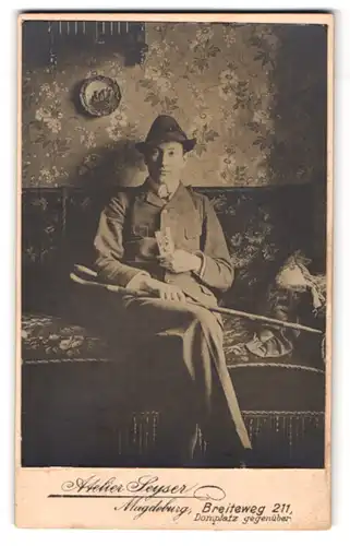 Fotografie Atelier Seyser, Magdeburg, Breiteweg 211, junger Mann im Anzug mit Stock in der Kneipe, Bierglas in der Hand