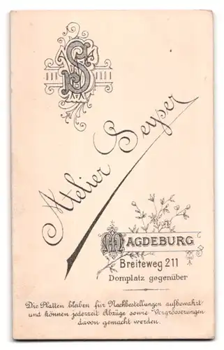 Fotografie Atelier Seyser, Magdeburg, Breiteweg 211, junger Mann im Anzug mit Stock in der Kneipe, Bierglas in der Hand