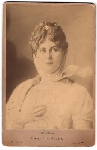 Fotografie E. Oertel, Berlin, Portrait Königin Louise von Preussen im Kleid mit Locken
