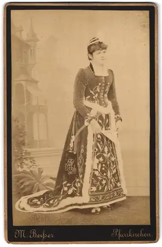 Fotografie M. Beisser, Pfarrkirchen, Portrait junge Frau im bestickten Samtkleid als Prinzessin vor einer Studiokulisse