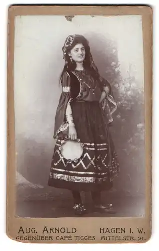 Fotografie Aug. Arnold, Hagen i. W., Mittelstr. 21, Portrait Therese Spangenberger als Vagabundin mit Tamburin