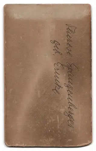 Fotografie Aug. Arnold, Hagen i. W., Mittelstr. 21, Portrait Therese Spangenberger als Vagabundin mit Tamburin