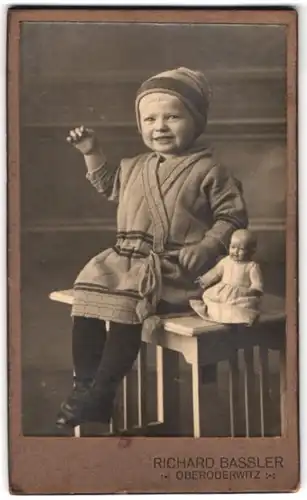 Fotografie Richard Bassler, Oberoderwitz, Portrait Kleinkind im Kleid mit Puppe an der Seite