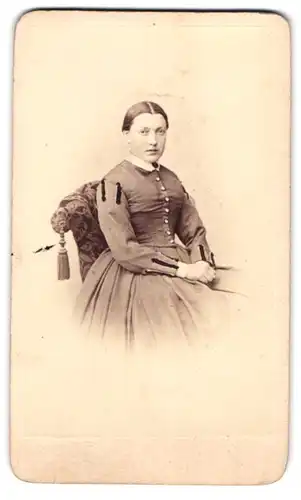 Fotografie Schütz, Reutlingen, Portrait Kindermädchen der Familie Stechin von 1868-1875