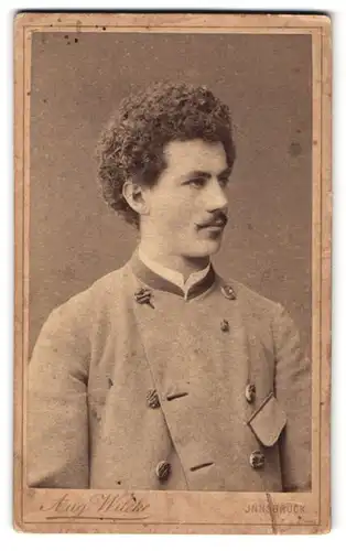 Fotografie Aug. Wilcke, Innsbruck, Rudolfstr. 3, Portrait Jäger in Jagdkledung mit Lockigen Haarenq