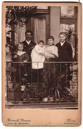 Fotografie Heinrich Daners, Mainz, Rhabanusstr. 2, Familie mit drei Kindern posieren auf dem Balkon