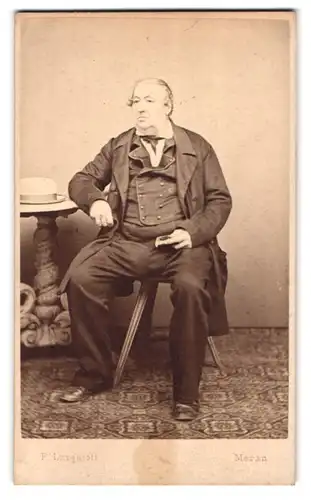 Fotografie F. Largajoli, Meran, Lauben 81, Portrait Übergewichtiger Mann im Anzug mit Sommerhut