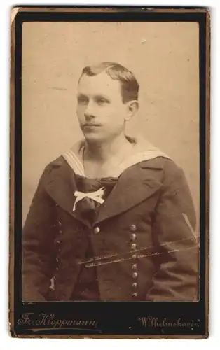 Fotografie Fr. Kloppmann, Wilhelmshaven, Oldenburgerstr. 16, Portrait junger Matrose in Uniform mit Matrosenknoten