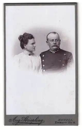 Fotografie Aug. Striepling, Hameln, Emmern-Str. 18, Portrait Bahnbeamter in Uniform mit zwei Sternen