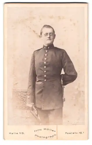 Fotografie Fritz Möller, Halle a. S., Poststr. 19, Portrait junger Bahnbeamter in Uniform mit Säbel und Portepee
