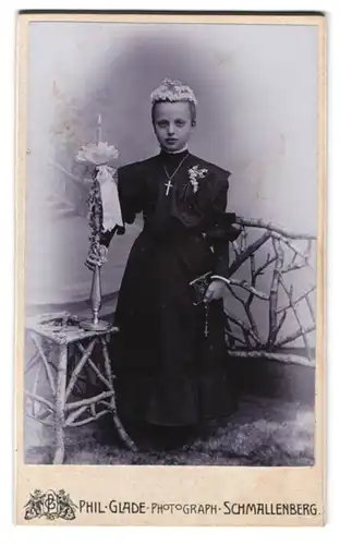Fotografie Phil. Glade, Schmallenberg, Portrait Mädchen im schwarzen Kleid mit Kerze zur Kommunion