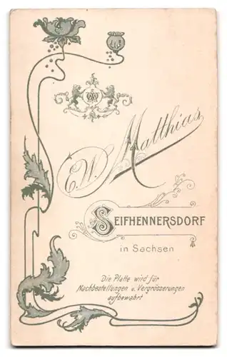 Fotografie E. W. Matthias, Seifhennersdorf, Portrait junge Frau im weissen Kleid mit Blumenstrauss, Kommunion