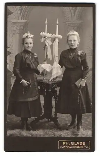 Fotografie Ph. Glade, Schmallenberg i. W., zwei junge Mädchen mit Kommunionskerzen und Bibel