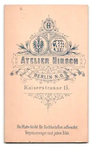 Fotografie Atelier Hirsch, Berlin, Kaiserstr. 15, Portrait kleiner Knabe im Samtkleid mit Spielzeug Gewehr