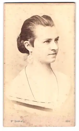 Fotografie Dr. Szekely, Wien, Portrait junge Frau im schulterfreien Kleid mit zurückgebundenen Haaren, Dutt