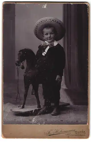 Fotografie Fr. Habermann, Gotha, Löwenstr. 3, Portrait Junge Kurt Lustermann im Anzug mit Schaukelpferd und Strohhut