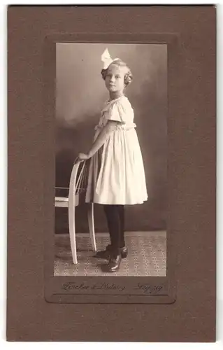 Fotografie Fischer & Ludwig, Leipzig, Portrait Mädchen im weissen Kleid mit Zopfkringel und Haarschleife