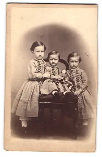 Fotografie W. Schlatterer, Calw, Portrait drei Kinder in Biedermeierkleidern posieren im Atelier