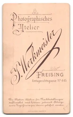 Fotografie J. Werkmeister, Freising, Amtsgerichtsgasse 445, Portrait junger Mann in karierten Hosen und Sakko mit Hut