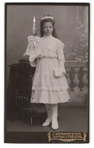 Fotografie J. Werkmeister, Freising, Portrait Mädchen im weissen Kleid mit Bibel und Kommunionskerze