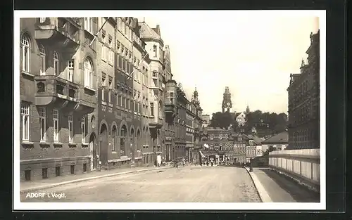 AK Adorf /Vogtl., Strassenpartie mit Kirchturm