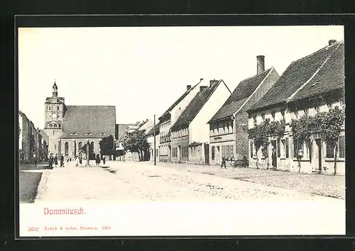 AK Dommitzsch, Torgauer Strasse mit Kirche