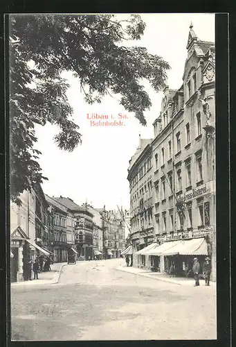 AK Löbau i. Sa., Bahnhofstrasse mit Kaffee-Gross-Rösterei