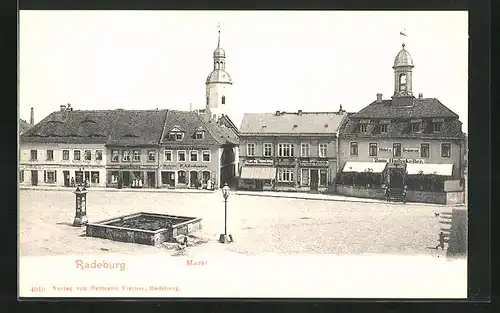 AK Radeburg, Markt mit Hôtel & Restaurant Zum Ratskeller, Geschäften und Brunnen