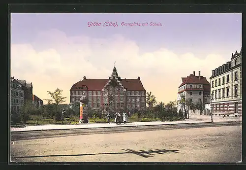 AK Gröba /Elbe, Georgplatz mit Schule, Litfasssäule