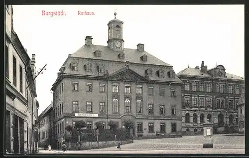 AK Burgstädt i. S., Rathaus mit Gasthaus Ratskeller, Litfasssäule