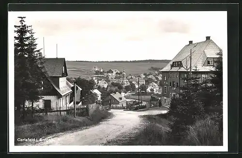 AK Carlsfeld /Erzgeb., Strassenpartie mit Blick in den Stadtteil