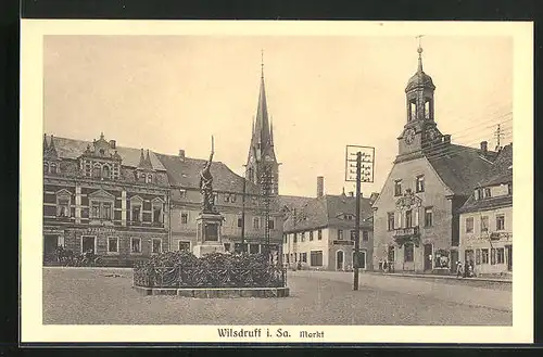 AK Wilsdruff i. Sa., Marktplatz mit Denkmal und Kirche