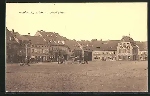 AK Frohburg i. Sa., Marktplatz mit Denkmal und Warengeschäften