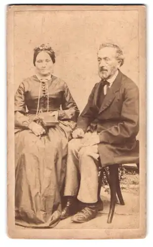 Fotografie unbekannter Fotograf und Ort, Portrait älteres Paar in hübscher Kleidung