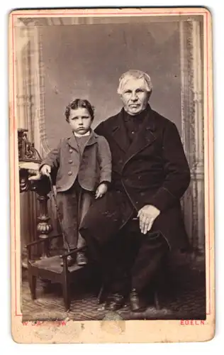 Fotografie W. Dalchow, Egeln, Portrait älterer Herr und Junge in zeitgenössischer Kleidung
