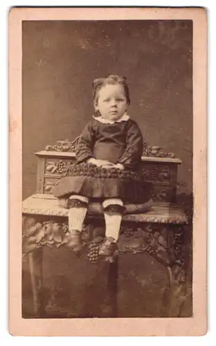 Fotografie A. Rossberg, Nossen, Bahnhofstrasse, Portrait kleines Mädchen im hübschen Kleid