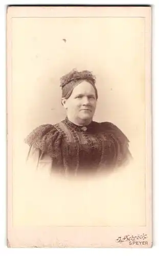 Fotografie J. Schröck, Speyer, Mühlturmstrasse 10, Portrait bürgerliche Dame im Kleid mit Haube