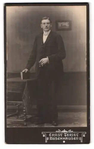 Fotografie Ernst Teriet, Buschhausen bei Sterkrade, Hambornstrasse 141, Portrait junger Herr im Anzug mit Zigarre