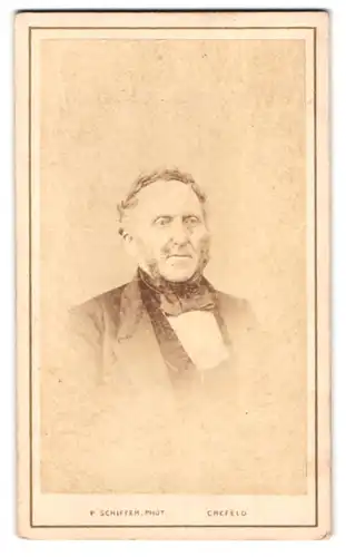 Fotografie P. Schiffer, Crefeld, Louisenplatz 5, Portrait älterer Herr im Anzug mit Backenbart