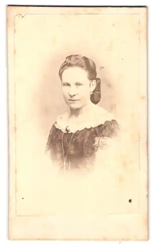 Fotografie C. Holzamer, Worms, Portrait junge Dame im hübschen Kleid