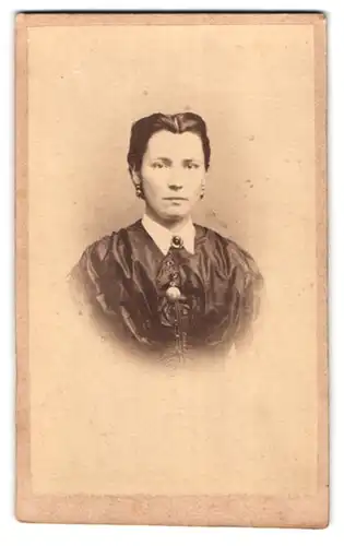 Fotografie unbekannter Fotograf und Ort, Portrait junge Dame mit zeitgenössischer Frisur