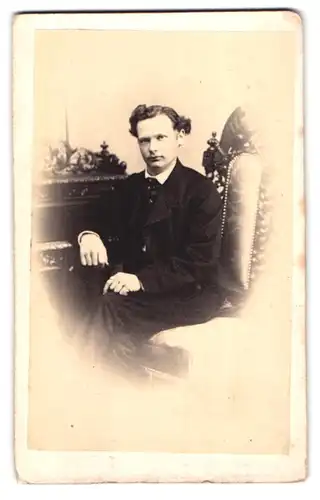 Fotografie unbekannter Fotograf und Ort, Portrait junger Herr im Anzug