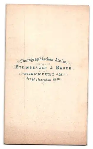 Fotografie Steinberger & Bauer, Frankfurt a /M., Junghofstrasse 10, Portrait modisch gekleideter Herr mit Bart