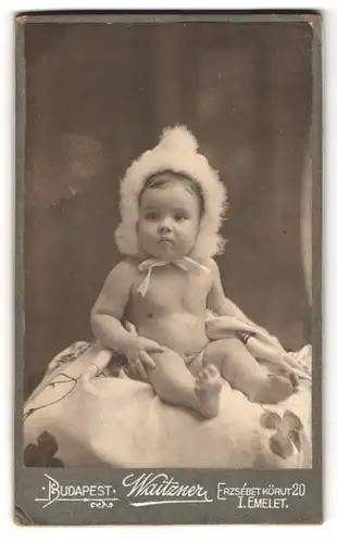 Fotografie Waitzner, Budapest, Erzsebet körut 20, Portrait nackiges Kleinkind mit einer Mütze