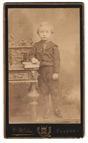 Fotografie J. Holm, Faaborg, Vestergade 1, Portrait kleiner Junge im Matrosenanzug