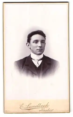 Fotografie E. Lundbeck, Haslev, Portrait junger Herr im Anzug mit Krawatte