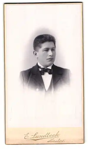Fotografie E. Lundbeck, Haslev, Portrait junger Herr im Anzug mit Fliege