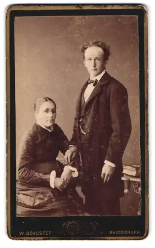Fotografie Wilh. Schuster, Johanngeorgenstadt, Marktgasse 169, Portrait junges Paar in zeitgenössischer Kleidung