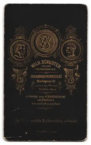 Fotografie Wilh. Schuster, Johanngeorgenstadt, Marktgasse 169, Portrait junges Paar in zeitgenössischer Kleidung