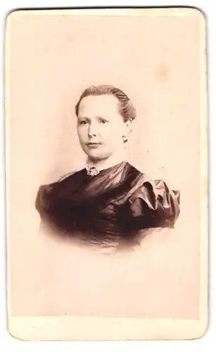 Fotografie A. Sturmhöfel, Freiberg, Fischerstrasse 47, Portrait junge Dame im modischen Kleid